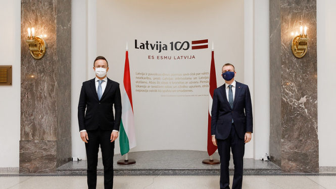 Edgars Rinkēvičs ar Ungārijas kolēģi pārrunā divpusējo sadarbību un starptautiskās aktualitātes
