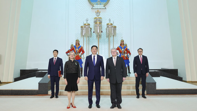 Vēstnieks pa sarkanā paklāja celiņu dodas uz akreditācijas ceremoniju