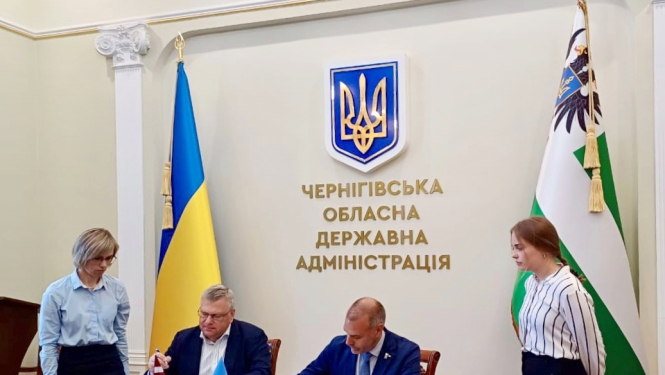 Latvijas vēstnieks Ukrainā Ilgvars Kļava un ANO Attīstības programmas Ukrainā pārstāvja vietnieks Kristoforus Politis (Christophoros Politis) paraksta līgumu par sociālās infrastruktūras objektu rekonstrukciju Čerņihivas apgabalā