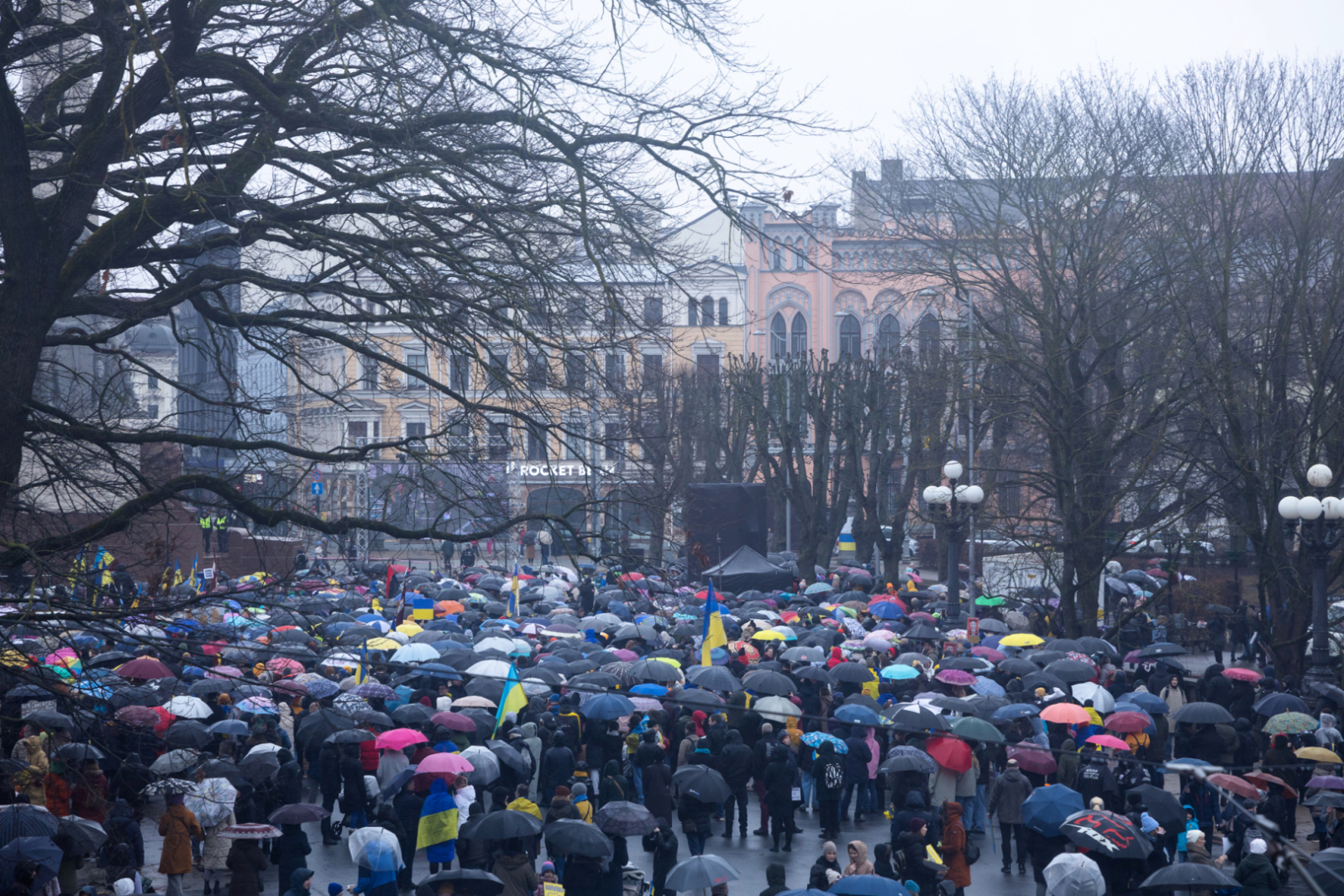 Pie Brīvības pieminekļa noris akcija "Kopā līdz uzvarai!"