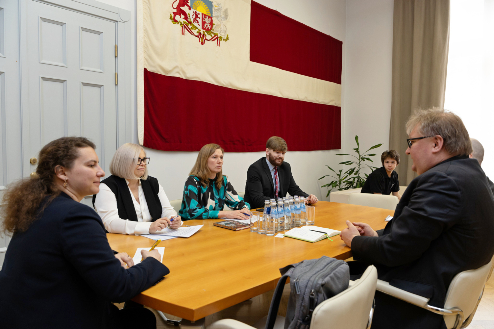 Alise Balode, Taras Kachka un citi tikšanās dalībnieki pie apspriežu galda
