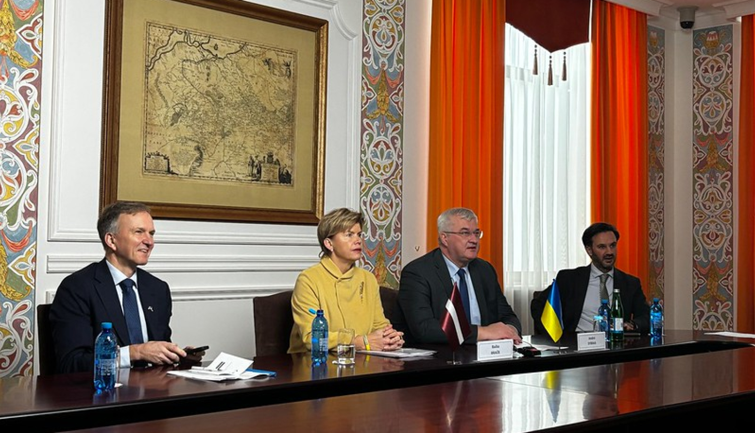 ES Ārlietu padomes sanāksmes dalībnieki pie apspriežu galda