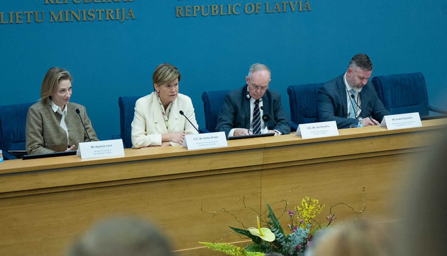 Ārlietu ministre Baiba Braže uzrunā konferences par mediju nozīmi demokrātiskas valsts drošības stiprināšanā dalībniekus